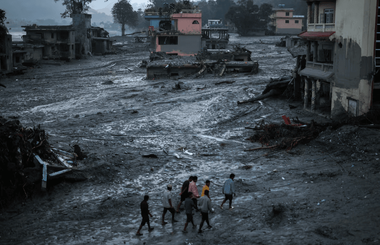 न चट्टान-न पानी, टनल में दलदल ने रोका रास्ता:ड्रम काटकर बोट बनाई, 90 मीटर अंदर पहुंचे, कमर तक धंसे रेस्क्यू करने वाले